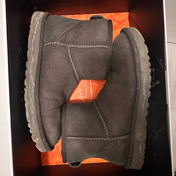 UGG - Picture 1 of 1